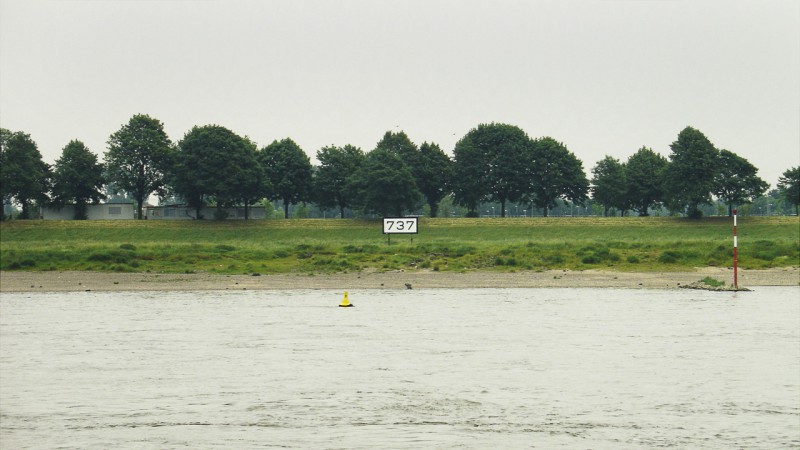 Rheinkilometer 737 rechts