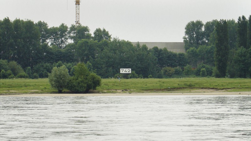 Rheinkilometer 742 rechts