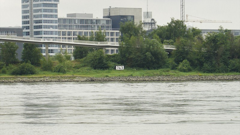 Rheinkilometer 743 rechts