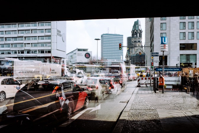Hardenbergstraße, Joachimsthaler Straße am Bahnhof Zoo, im Hintergrund Kaiser-Wilhelm-Gedächtniskirche