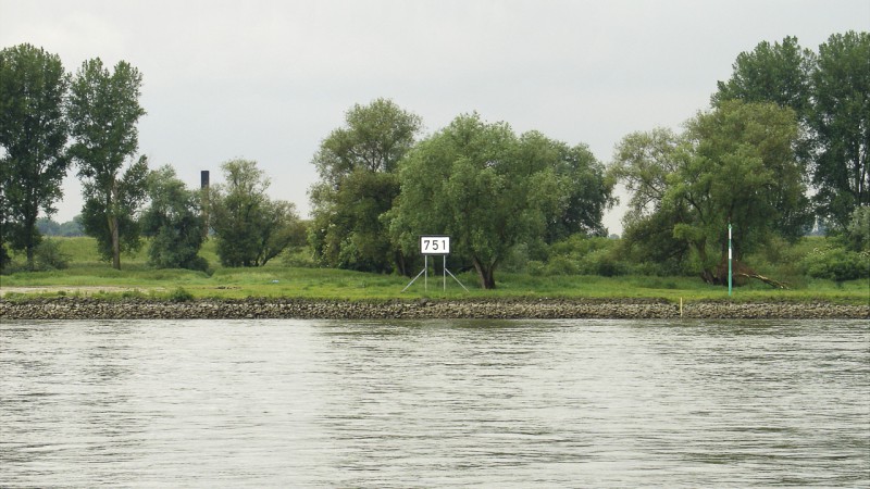 Rheinkilometer 751 links