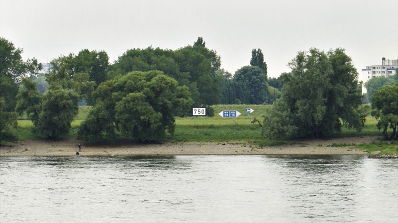 Rheinkilometer 750 links