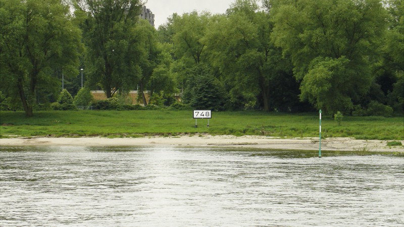 Rheinkilometer 748 links