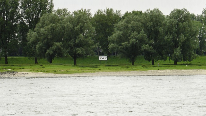 Rheinkilometer 747 links