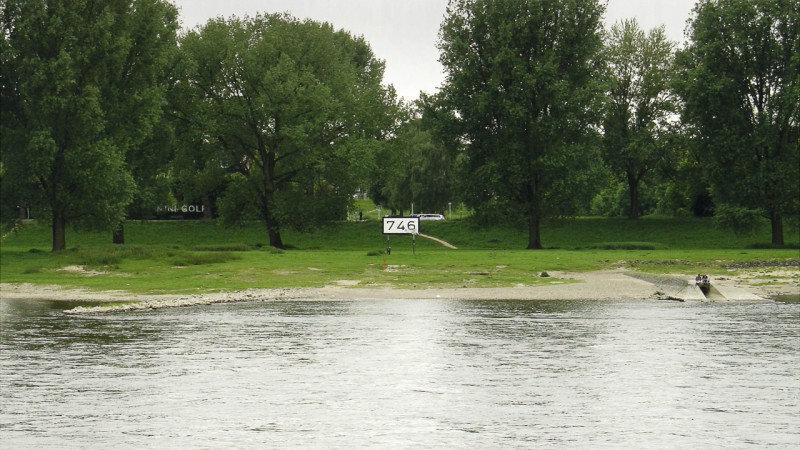 Rheinkilometer 746 links