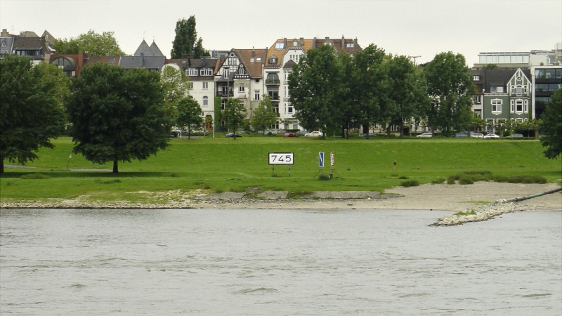 Rheinkilometer 745 links