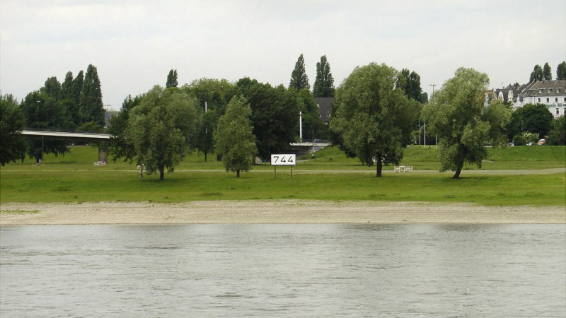 Rheinkilometer 744 links