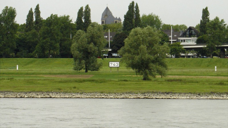 Rheinkilometer 743 links
