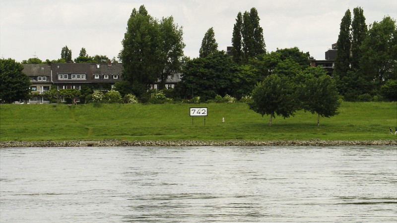 Rheinkilometer 742 links