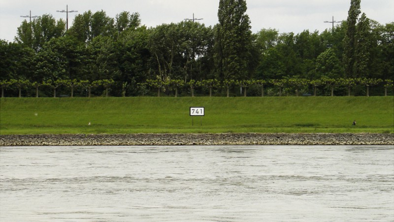 Rheinkilometer 741 links