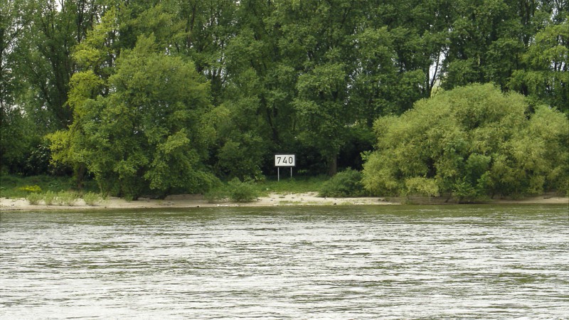 Rheinkilometer 740 links