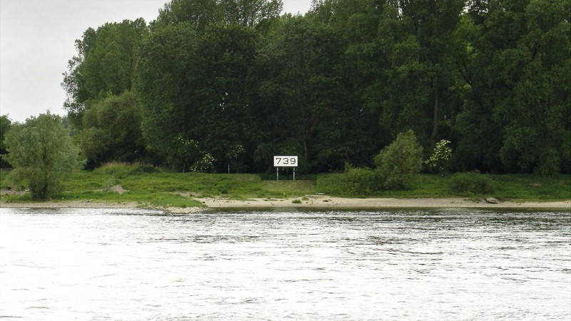Rheinkilometer 739 links