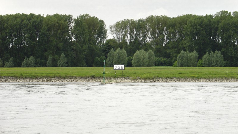 Rheinkilometer 738 links