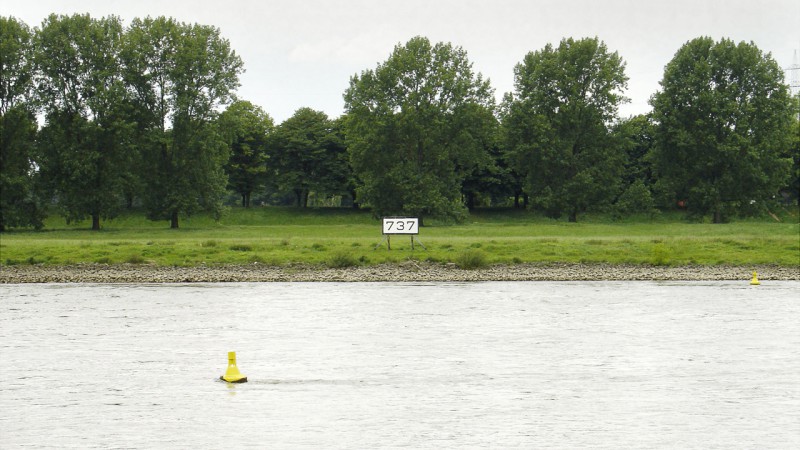 Rheinkilometer 737 links