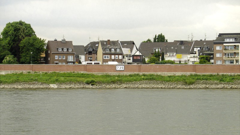 Rheinkilometer 735 links