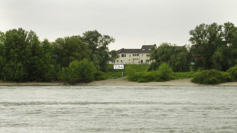 Rheinkilometer 734 links