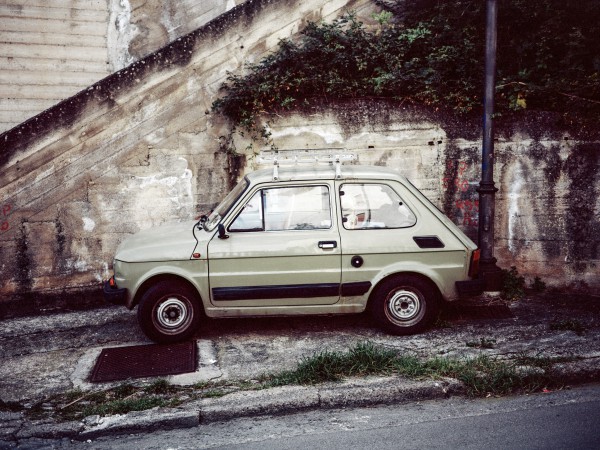 Perfekte Mimese: Fiat 126 vor Betonwand in Cefalù, Sizilien.