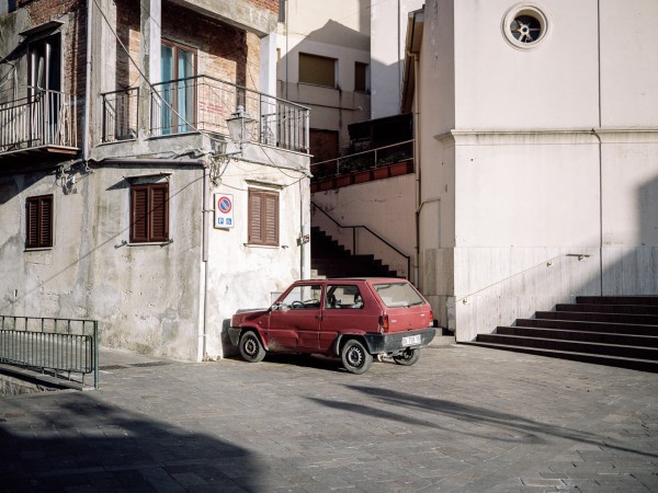 Heimatverbunden, so könnte man diesen Fiat Panda, aufgenommen in Lascari, bezeichnen. Gebaut wurde er in dem rund 20 km entfernten Fiat-Werk Termini Imerese.Close