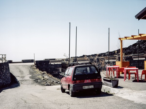 Autobianchi Y10 auf dem Etna.
Europaweit als Lancia Y10 verkauft, wurde dieser Wagen in Italien als Autobianchi Y10 von 1985-1995 vertrieben. In den Sechziger Jahren übernahm Fiat beide Marken und testete unter ihren Namen neue Fahrzeugtechnik und -konzepte aus. So lief Fiat nicht Gefahr, seinen Ruf mit unausgereifter Technik zu beschädigen. Tatsächlich waren die Modelle dieser Marken technisch ihrer Zeit häufig voraus und zudem besser ausgestattet als ein vergleichbarer Fiat. 1995 entschied Fiat, die Marke Autobianchi zugunsten Lancias aufzugeben.