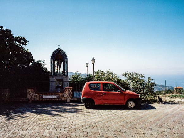 Fiat Seicento, Altar und Katze in San Fratello, Sizilien