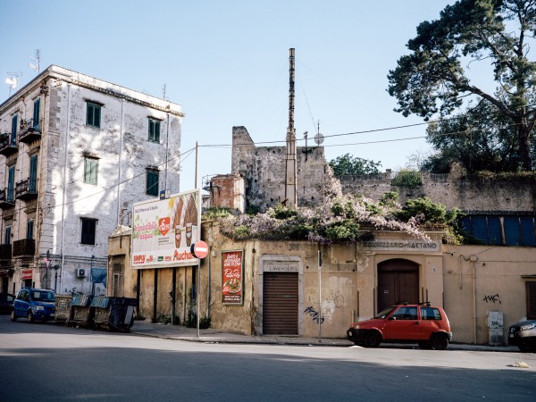 Fiat Panda II und Fiat Cinquecento vor Wäschereiruine in Palermo.
