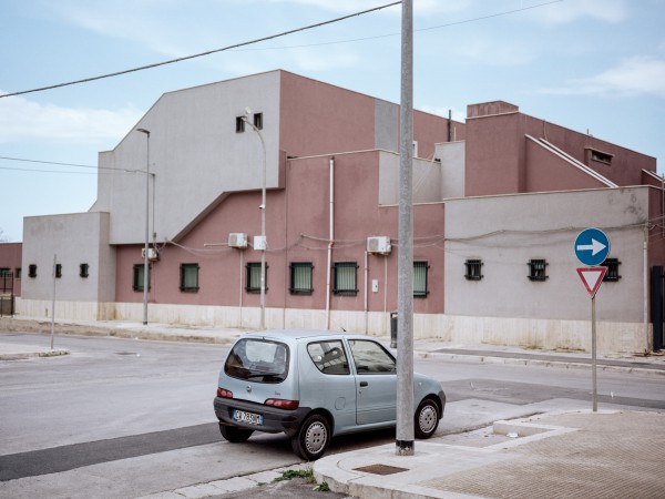 Fiat 600 vor brutalistischem Gebäude in Trapani. Der eckig kantige Panda I hätte hier stilistisch besser zum Haus gepasst.