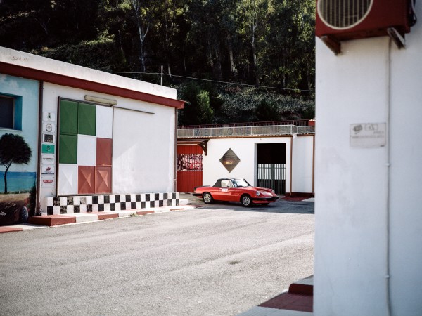 Alfa Romeo Spider „Aerodinamica“. Ab 1983 wurde der Spider mit einem mächtigen Heckspoiler versehen, ästhetisch gar nicht mal so schön. Museo Targa Florio, Termini Imerese, Sizilien.