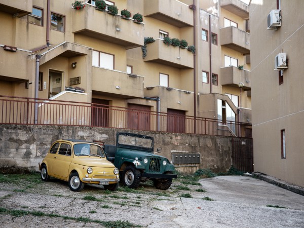 Italienisches und amerikanisches Autodesign aus den Fünfzigern: Fiat 500 und Jeep CJ-5, Palazzo Adriano, Sizilien