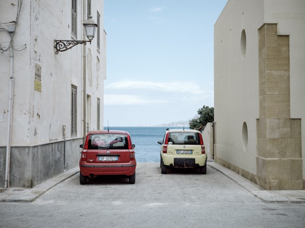 Zwei Fiat Nuova Panda (2003-2012), rechts ein 4x4 genießen in Trapani die Aussicht aufs Meer. Bei der Kennzeichnung ihrer Fahrzeuge haben die Italiener seit 1999 die Wahl zwischen anonymen Kennzeichen (rechter Panda) und Kennzeichen mit dem Provinzkürzel auf dem rechten blauen Feld (linker Panda). TP ist das Kürzel für Trapani. Zwischen 1994 und 1999 gab es nur anonymisierte Kennzeichen, davor wiesen die ersten beiden Buchstaben auf die Provinz hin.