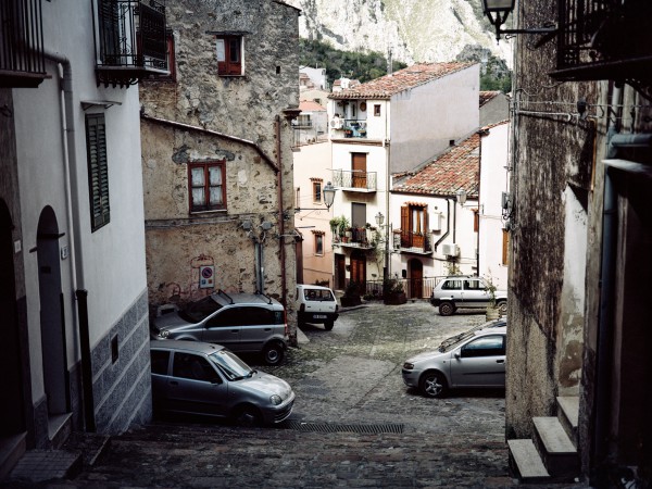 Piazza delle macchine piccole in Isnello. Im Uhrzeigersinn von links: Fiat 600, Fiat Panda II, Fiat Panda I, Fiat Panda I 4x4 und ein Fiat Punto II.