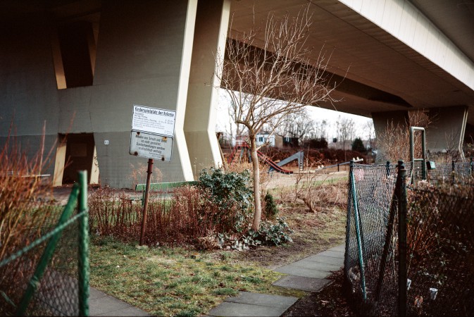 Spielplatz unter der Rudolf Wissell-Brücke, KGA Schlackeloch, Ablaufberg, Tiefer Grund