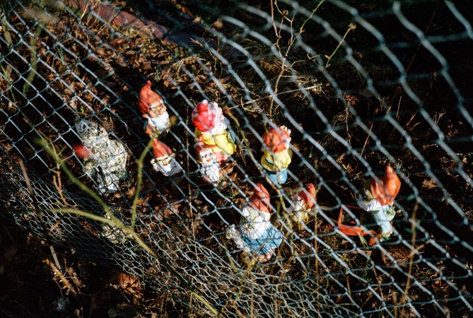 Eingesperrte Gartenzwergfamilie in einem Kleingarten am ICC