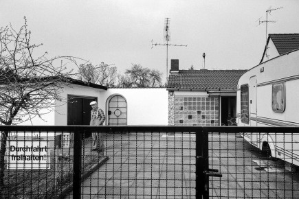 Herr Kunze, Emils Großvater. Emil war ein Spielkamerad aus Grundschulzeiten. Zuletzt habe ich ihn im Frühjahr 1992 gesehen. Es war ein bitterkalter Morgen, ich hatte eine wichtige Uni-Prüfung, war spät dran, mein Auto sprang nicht an. Und niemand da, der mich anschieben konnte. Nur Emil fiel mir ein. Obwohl ich zu diesem Zeitpunkt seit fast 20 Jahren nichts mehr mit ihm zu tun hatte. Geklingelt, gefragt, trotz einer schweren Beinverletzung sagte er sofort zu und schob mich an. Sehr nett.