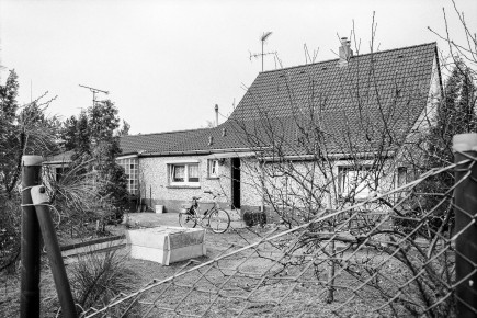 Das Haus von Emils Großvater. Beispielhaft sind die typischen Ausbaustufen des Hauytyps P zu erkennen. Der ursprüngliche traufständige Anbau (Eingangsbereich mit den beiden Fenstern) wurde sowohl zur Hausfront als auch weit in den Garten hinein erweitert.