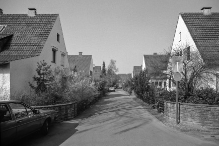 Nach dem Krieg wurden auf dem Zupachtland zwischen den Gärten drei neue Straßenzüge angelegt, Am Brambusch, Föhrenweg und die Stichstraße An den Birken. Die Gebäude waren großzügiger und nicht mehr giebelständig geteilt. Auch wurden die Häuser nicht mehr von den Siedlern, sondern von einem Bauunternehmen errichtet. Da der Selbstversorgeraspekt nach dem Krieg in den Hintergrund trat, waren die zugehörigen Gärten wesentlich kleiner dimensioniert. Das dritte Haus auf der linken Seite ist mein Elternhaus.