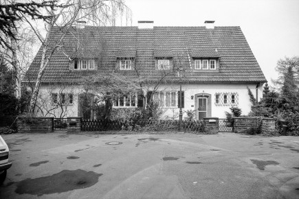 Die Straßen der Siedlung wurden elektrisch beleuchtet. Abgesehen von den drei neuen Straßen Am Brambusch, Föhrenweg und die Stichstraßenerweiterung An den Birken, die in den 50ern in das Straßenraster eingefügt wurden. Hier stehen bis heute Gaslaternen, auf der Stichstraße An den Birken Aufsatzleuchten aus den 30er Jahren, auf dem Brambusch und Föhrenweg Gasleuchten vom Typ Alt-Düsseldorf, ein Modell von 1866. Obwohl es mehrere Nachfolgemodelle dieses Typs gab, wurden zum Zeitpunkt des Straßenbaus rund 90 Jahre alte Laternen aufgestellt. Sehr rätselhaft, aber schön. Nur ein bisschen duster.