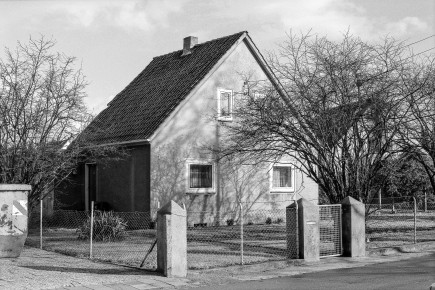Abgesehen von dem rechten unteren Fenster dürfte sich das Haus An den Birken 1h vom Typ P1 1990 noch weitestgehend im Originalzustand befunden haben. Auf Restparzellen -ungünstig gelegenen Eckgrundstücken, die zu wenig Raum für ein Doppelhaus boten- wurden Einfamilienhäuser dieses Typs gebaut. Bemerkenswert: die oberirdische Stromversorgung.