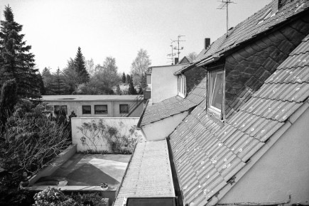 Das Haus meiner Großeltern, in dem ich meine Kindheit verbrachte. Blick vom Garagendach auf die Terrasse und die Erweiterungen des Nachbarhauses. Mein Großvater Alfred Arbter war einer der ersten Siedler und baute 1933 das Haus Typ P auf dem Schlehenweg 40. Zusammen mit seiner Familie und seinem Bruder Oswald Arbter wohnte er dort bis Mitte der 50er Jahre. Das Haus wurde zu eng, mein Opa entschloß sich zu einem weiteren Hausbau auf dem freigegebenem Zupachtland um die Ecke auf dem Eichenbruch 15. Bis in die 7oer wohnte mein Großonkel noch im Haus Schlehenweg 40, im Rahmen des Autobahnbaus wurde aber der nordöstliche Zipfel der Siedlung gekappt und das Haus abgerissen. Mein Großonkel zog daraufhin auf den Goldregenweg.