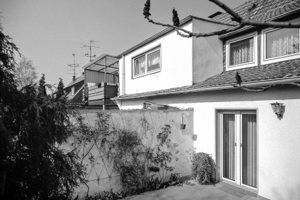 Blick auf die Terrasse des großelterlichen Hauses und die Dachpartie des Nachbarhauses.