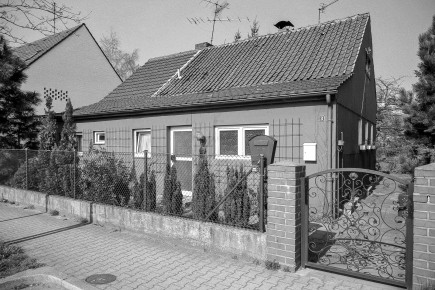 Die Wohnfläche des abgebildeten Haustyps Spiegel betrug lediglich 57qm. Viele der alten Gebäude wurden stetig durch Anbauten vergrößert, um mehr Wohnraum zu schaffen. Hier wurde der ursprüngliche Stallanbau (der linke Teil mit den kleinen Fenstern) traufständig erweitert.
Da die alten Gebäude aber heutigen Wohnraumansprüchen nicht mehr genügen, wurden viele Häuschen abgerissen und durch Neubauten ersetzt. Auch dieses Haus existiert nicht mehr.