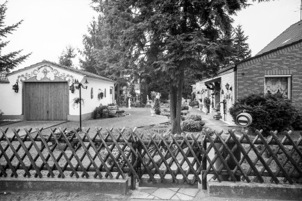 Flächenmäßig konnten es einige Garagen mit den zugehörigen Wohnhäusern aufnehmen. Haustyp P mit überdachtem Eingangsbereich und Garage mit bayrischer Lüftlmalerei.