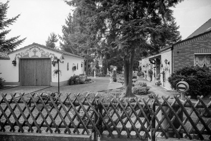 Flächenmäßig konnten es einige Garagen mit den zugehörigen Wohnhäusern aufnehmen. Haustyp P mit überdachtem Eingangsbereich und Garage mit bayrischer Lüftlmalerei.