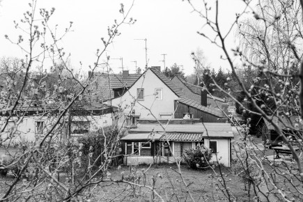 Blick von der Straße Am Roten Haus auf den Schlehenweg mit mehreren Häusern des Typs P. Eine gewisse Nähe zu Frank Gehrys dekonstruktivistischen Entwürfen (Gehrys Wohnhaus) ist den über die Jahre erweiterten Gebäuden nicht abzusprechen.