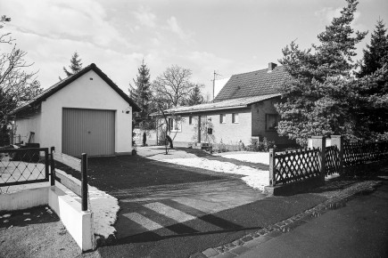Die relativ neue Garage dürfte ungefähr die Ausmaße der alten Siedlungshäuschen haben.