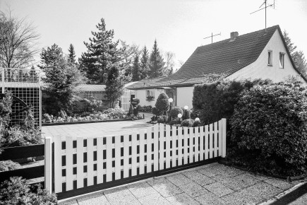 <a href="https://kayroehlen.net/wp-content/uploads/2022/05/Wacholderweg27.jpg"><img src="https://kayroehlen.net/wp-content/uploads/2022/05/Wacholderweg27-300x200.jpg" alt="" width="300" height="200" class="alignleft size-medium wp-image-6150" /></a> Aus heutiger Sicht stehen die sehr großen Selbstversorgergärten im krassen Widerspruch zu den ursprünglich winzigen Siedlungshäuschen.
Platz genug für 4 Parkplätze im Vorgarten.