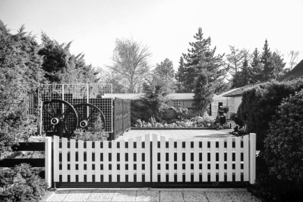Aus heutiger Sicht stehen die sehr großen Selbstversorgergärten im krassen Widerspruch zu den ursprünglich winzigen Siedlungshäuschen. Platz genug für 4 Parkplätze im Vorgarten.