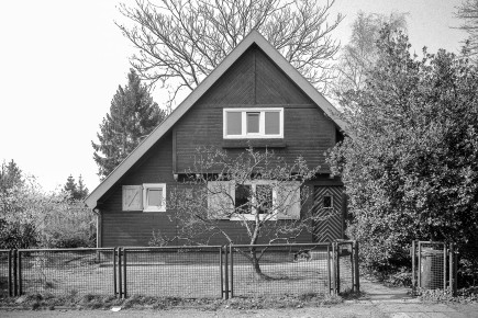 Das (mir bekannte) einzige, nicht typisierte Holzhaus in der Siedlung.