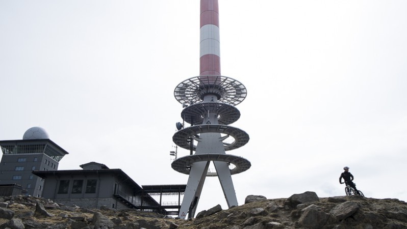 Video: Gipfel des Brocken, Harz.
Sendeanlage 1973, turmförmige Brockenherberge und kubisches Brockenhaus, ehemalige Stasi-Abhöreinrichtung (Stasi-Moschee), jetzt Museum.